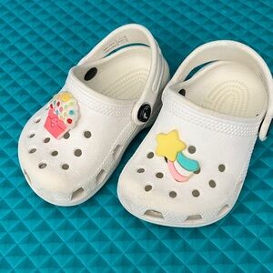 CROCS Unisex Baby Classic White Clogs | 2-3